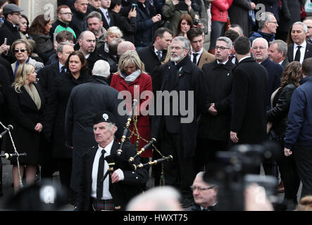 Gerry Adams (centro destra) e Sinn Fein Michelle O'Neill (centro sinistra) arrivano a San Colombano la Chiesa lungo la torre, a Londonderry, dove il funerale di in Irlanda del Nord la ex vice primo ministro ed ex-IRA commander Martin McGuinness si svolge. Foto Stock