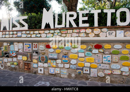 Muretto di Alassio, piccola parete con il suo placche, simbolo di Alassio in Liguria Foto Stock