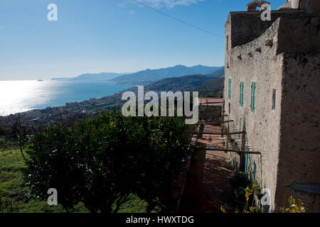 Vista sul mare ligure dal villaggio di verezzi, Italia Foto Stock