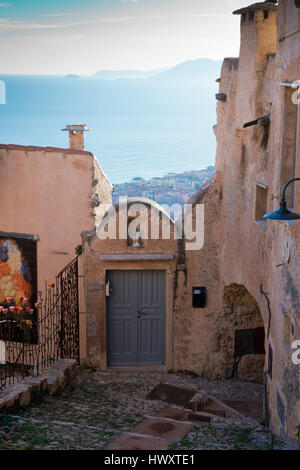 Vista sul mare ligure dal borgo antico di Verezzi la riviera di Ponente, Italia Foto Stock