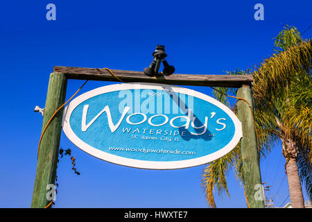 Woody di Waterfront Restaurant segno di overhead a St James città sull isola di Pino FL Foto Stock