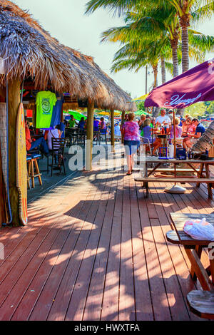 La gente seduta fuori a Woody di persone, Diners, Waterfront Restaurant presso il St James città sull isola di Pino FL Foto Stock