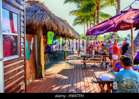 La gente seduta fuori a Woody di persone, Diners, Waterfront Restaurant presso il St James città sull isola di Pino FL Foto Stock