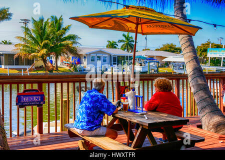 La gente seduta fuori a Woody di persone, Diners, Waterfront Restaurant presso il St James città sull isola di Pino FL Foto Stock