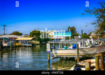 Barche in Monroe canal a St James città sull isola di Pino FL Foto Stock