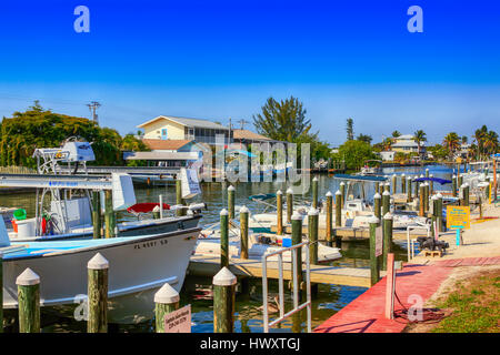 Barche in Monroe canal a St James città sull isola di Pino FL Foto Stock