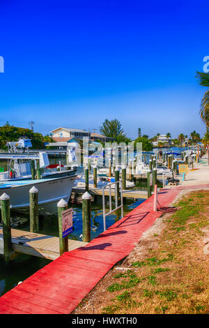 Barche in Monroe canal a St James città sull isola di Pino FL Foto Stock