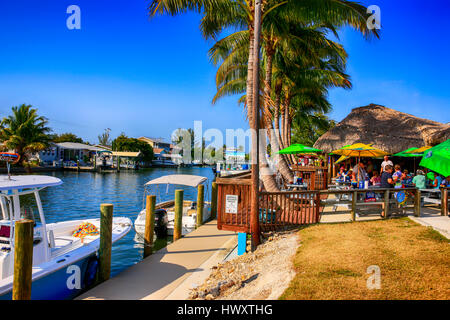 Barche in Monroe canal a St James città sull isola di Pino FL Foto Stock