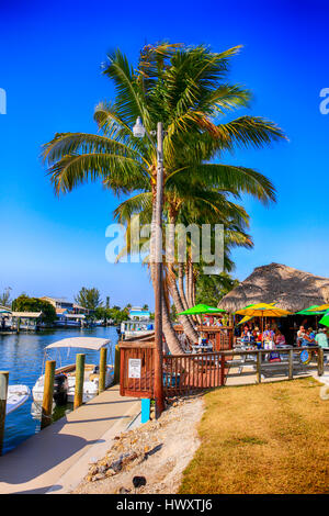 Barche in Monroe canal a St James città sull isola di Pino FL Foto Stock