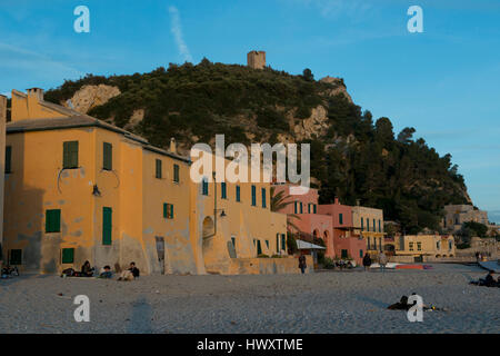 Case gialla sulla spiaggia. Vista tipica di Varigotti, famoso villaggio ligure Foto Stock