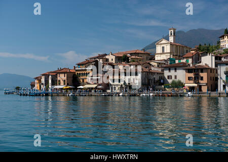 Peschiera Maraglio, villaggio su Montisola, sulle sponde del lago di Iseo, Italia Foto Stock