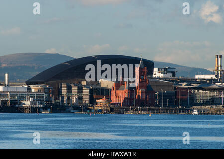 Una generale vista sulla Baia di Cardiff, Galles, UK, mostrando il Wales Millennium Centre, Edificio Pierhead e il Senedd. Foto Stock