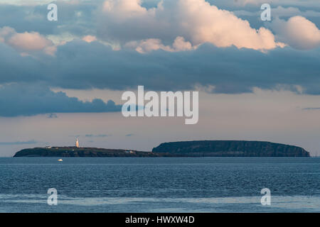 Una vista dalla Baia di Cardiff barrage verso Flat Holm (sinistra) e ripida Holm (destra) isole nel canale di Bristol. Foto Stock