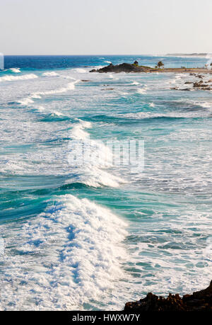 Onde sulla spiaggia di Cozumel in Messico Foto Stock