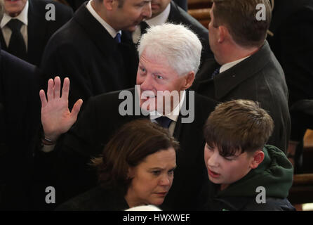 Ex Presidente degli Stati Uniti Bill Clinton onde dopo il funerale di in Irlanda del Nord la ex vice primo ministro ed ex-IRA commander Martin McGuinness a San Colombano la Chiesa lungo la torre, a Londonderry. Foto Stock