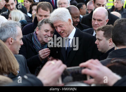 Ex Presidente degli Stati Uniti Bill Clinton dopo il funerale di in Irlanda del Nord la ex vice primo ministro ed ex-IRA commander Martin McGuinness a San Colombano la Chiesa lungo la torre, a Londonderry. Foto Stock