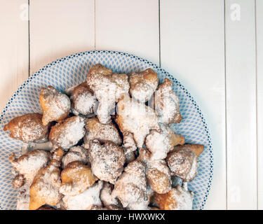 Frittelle fatte in casa su una piastra, tradizionali biscotti serbo Foto Stock