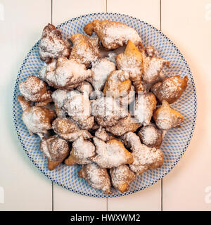 Frittelle fatte in casa su una piastra, tradizionali biscotti serbo Foto Stock