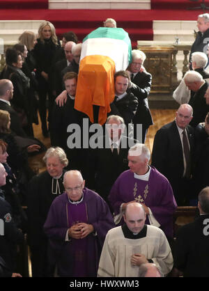 Ritrasmesso aggiungendo dettagli didascalia i figli di in Irlanda del Nord la ex vice primo ministro ed ex-IRA commander Martin McGuinness, Emmet (sinistra) e Fiachra (a destra), e portare la sua bara fuori a San Colombano la Chiesa lungo la torre, a Londonderry in seguito le sue esequie. Foto Stock