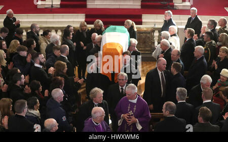 Ritrasmesso aggiungendo dettagli didascalia i figli di in Irlanda del Nord la ex vice primo ministro ed ex-IRA commander Martin McGuinness, Emmet (sinistra) e Fiachra (a destra), e portare la sua bara fuori a San Colombano la Chiesa lungo la torre, a Londonderry in seguito le sue esequie. Foto Stock