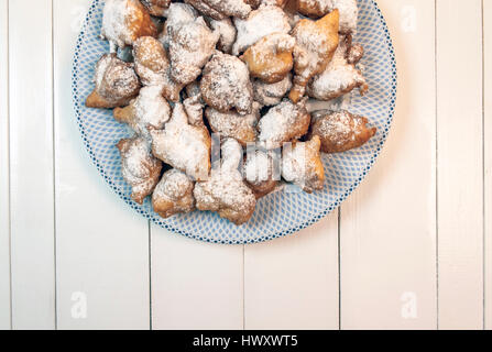 Frittelle fatte in casa su una piastra, tradizionali biscotti serbo Foto Stock