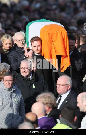 Ritrasmesso aggiungendo dettagli didascalia i figli di in Irlanda del Nord la ex vice primo ministro ed ex-IRA commander Martin McGuinness, Emmet (sinistra) e Fiachra (a destra), e portare la sua bara da San Columba la Chiesa lungo la torre, a Londonderry in seguito le sue esequie. Foto Stock