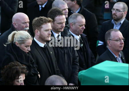 I figli di in Irlanda del Nord la ex vice primo ministro ed ex-IRA commander Martin McGuinness, Emmet (secondo centro sinistra) e Fiachra (centro), seguire la sua bara da San Columba la Chiesa lungo la torre, a Londonderry in seguito le sue esequie. Foto Stock