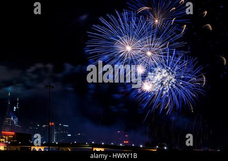 Fuochi d'artificio sopra il centro cittadino di Nashville, Tennessee Foto Stock