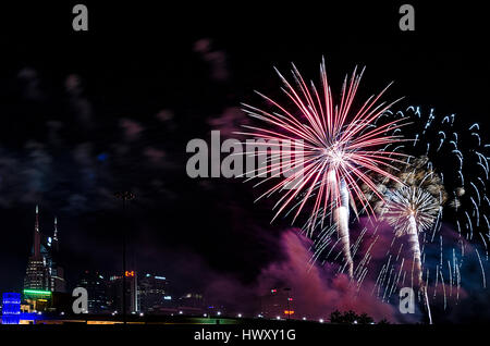 Fuochi d'artificio sopra il centro cittadino di Nashville, Tennessee Foto Stock