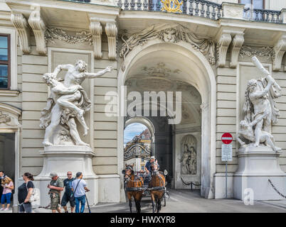 Austria, Vienna, il Palazzo Imperiale di Hofburg, la parrocchia di San Michele a Porta con statue di Ercole Foto Stock