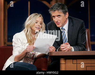 L'attrice Kristen Bell, a sinistra del visualizzatore legge la posta elettronica con host Craig Ferguson durante un segmento del 'Late Late Show con Craig Ferguson' alla televisione CBS nella città di Los Angeles, la California il 2 dicembre 2009. Foto di Francesco Specker Foto Stock