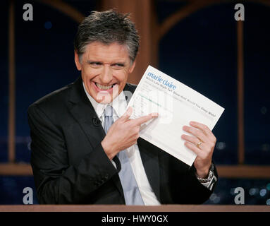 Host Craig Ferguson mantiene i risultati di un Marie Claire Magazine indagine chiedendo ai lettori che "late-night talk show host Vuoi dormire con?" durante un segmento del 'Late Late Show con Craig Ferguson' alla televisione CBS nella città di Los Angeles, la California il 8 dicembre 2009. Foto di Francesco Specker Foto Stock