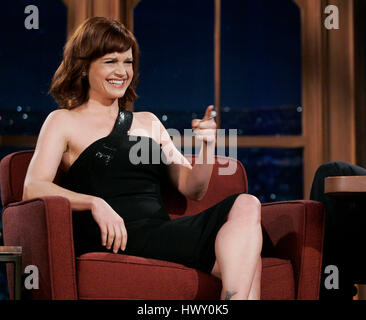 L'attrice Carla Gugino durante un segmento del 'Late Late Show con Craig Ferguson' alla televisione CBS nella città di Los Angeles in California il 9 novembre 2009. Foto di Francesco Specker Foto Stock