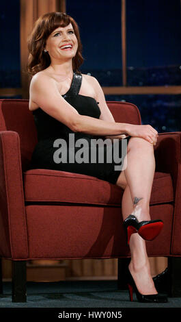 L'attrice Carla Gugino durante un segmento del 'Late Late Show con Craig Ferguson' alla televisione CBS nella città di Los Angeles in California il 9 novembre 2009. Foto di Francesco Specker Foto Stock
