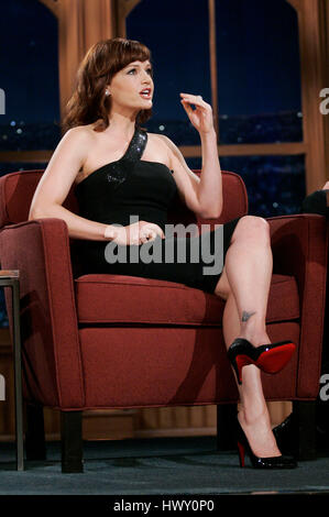 L'attrice Carla Gugino durante un segmento del 'Late Late Show con Craig Ferguson' alla televisione CBS nella città di Los Angeles in California il 9 novembre 2009. Foto di Francesco Specker Foto Stock