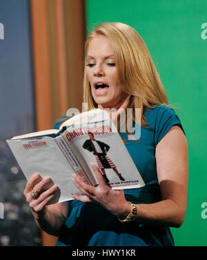 L'attrice Marg Helgenberger legge da Craig Ferguson in libro durante un segmento del 'Late Late Show con Craig Ferguson' alla televisione CBS nella città di Los Angeles, la California il 14 settembre 2009. Foto di Francesco Specker Foto Stock