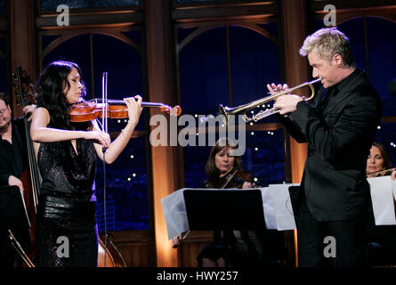 Il violinista Lucia Micarelli, sinistra e trombettista Chris Botti eseguire durante un segmento di "Late Late Show con Craig Ferguson' alla televisione CBS nella città di Los Angeles, in California, il 22 aprile 2009. Foto di Francesco Specker Foto Stock