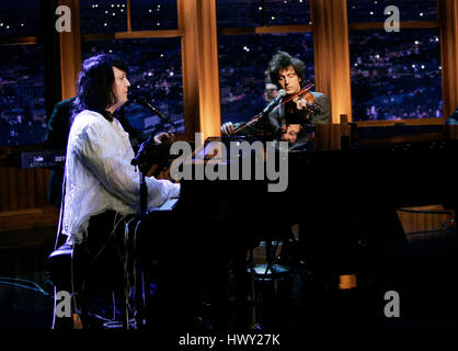 Il cantante Anohni aka Antony Hegarty di Antony e la Johnsons esegue durante un segmento di "Late Late Show con Craig Ferguson' alla televisione CBS nella città di Los Angeles, in California, il 20 aprile 2009. Foto di Francesco Specker Foto Stock