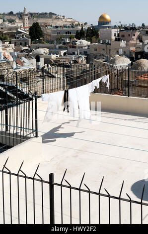 Gerusalemme, Israele - 25 Febbraio 2017: vista sulla Cupola della roccia da sud parte delle antiche mura della città Foto Stock