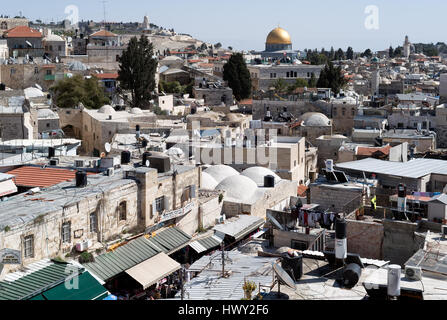 Gerusalemme, Israele - 25 Febbraio 2017: vista sulla Cupola della roccia da sud parte delle antiche mura della città Foto Stock