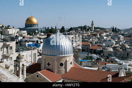 Gerusalemme, Israele - 25 Febbraio 2017: vista sulla Cupola della roccia da sud parte delle antiche mura della città Foto Stock