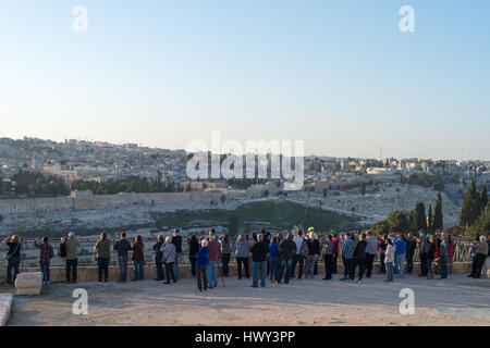 Gerusalemme, Israele - 25 Febbraio 2017: i visitatori del Monte degli Ulivi visualizzando il panorama della città al tramonto Foto Stock