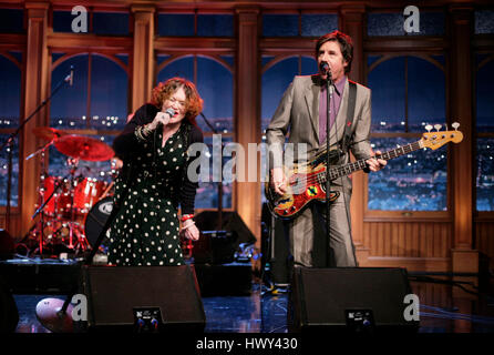 La band punk, 'X', con i membri della band Exene Cervenka, su lead vocals e John Doe sulla chitarra basso eseguire durante un segmento di "Late Late Show con Craig Ferguson' alla televisione CBS città su Ott. 27, 2008 a Los Angeles, California. Foto di Francesco Specker Foto Stock