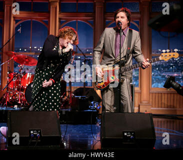 La band punk, 'X', con i membri della band Exene Cervenka, su lead vocals e John Doe sulla chitarra basso eseguire durante un segmento di "Late Late Show con Craig Ferguson' alla televisione CBS città su Ott. 27, 2008 a Los Angeles, California. Foto di Francesco Specker Foto Stock