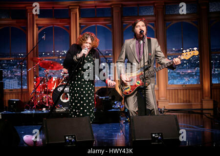 La band punk, 'X', con i membri della band Exene Cervenka, su lead vocals e John Doe sulla chitarra basso eseguire durante un segmento di "Late Late Show con Craig Ferguson' alla televisione CBS città su Ott. 27, 2008 a Los Angeles, California. Foto di Francesco Specker Foto Stock