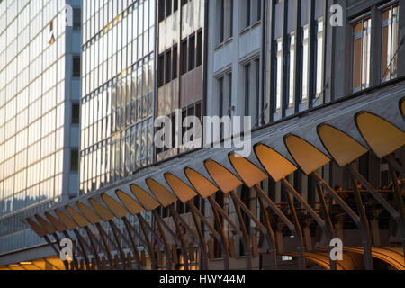 Amburgo, Germania - 10 Marzo 2017: arancione luce arcate del tetto del passaggio in ufficio dal centro città Foto Stock