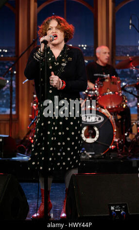 La band punk, 'X', con i membri della band Exene Cervenka, su lead vocals e DJ Bonebrake su tamburi, eseguire durante un segmento di "Late Late Show con Craig Ferguson' alla televisione CBS città su Ott. 27, 2008 a Los Angeles, California. Foto di Francesco Specker0 Foto Stock