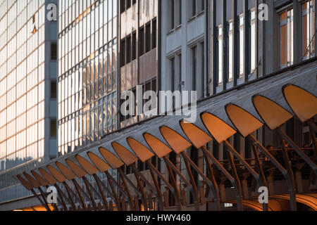 Amburgo, Germania - 10 Marzo 2017: arancione luce arcate del tetto del passaggio in ufficio dal centro città Foto Stock