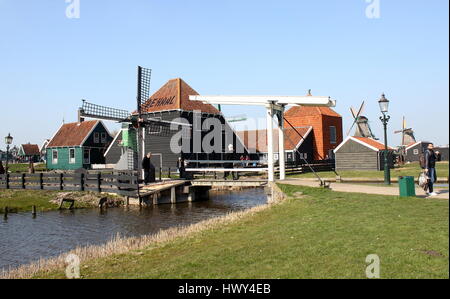 Formaggi di fattoria Haal De - Mulino a vento, ponte levatoio in legno e case olandesi tradizionali presso il museo all'aria aperta di Zaanse Schans, Zaandam/Zaandijk, Paesi Bassi Foto Stock