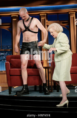 L'attrice Betty White e un attore gioca bianco il ragazzo durante un segmento di "Late Late Show con Craig Ferguson' alla televisione CBS City il 12 giugno 2008 a Los Angeles, California. Foto di Francesco Specker Foto Stock